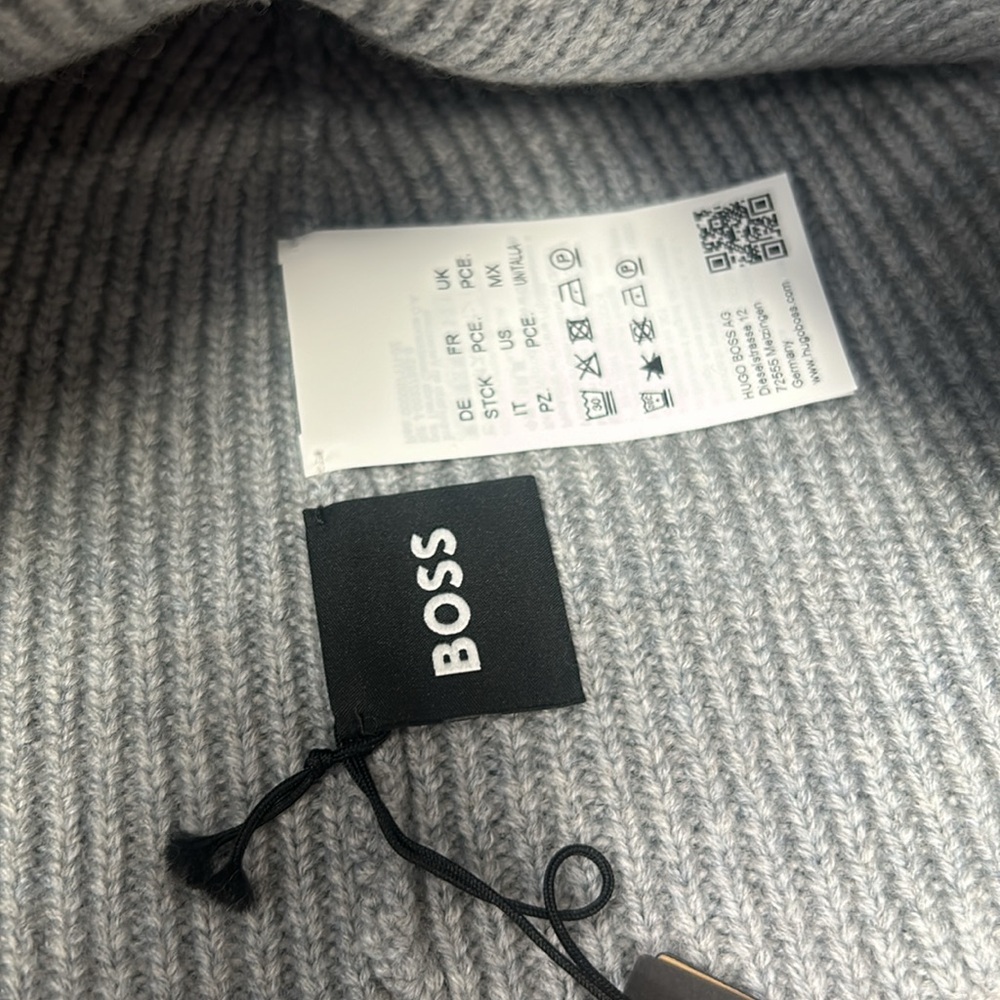 100% Authentic Hugo Boss Beanie / Hat - NWT - Picture 3 of 5